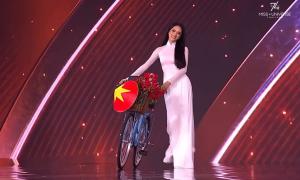 Hương Giang đẹp rạng ngời với áo dài trắng trong phần thi trang phục dân tộc tại Miss Universe