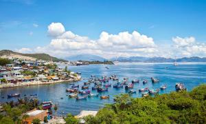 Khung cảnh đẹp như trong phim của một làng chài ven biển Khánh Hòa, chợ làng la liệt tôm cá, chỉ cách Nha Trang khoảng 60km, ai đến cũng bị 'hút hồn'