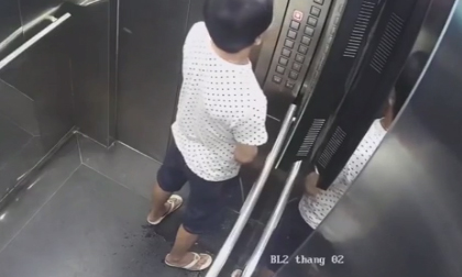 Phẫn nộ cảnh người đàn ông tiểu bậy trong thang máy chung cư ở TP.HCM 