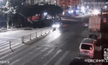 Vừa lái xe vừa sử dụng điện thoại, nữ tài xế gặp tai nạn kinh hoàng