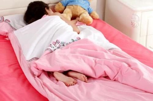 Trẻ em thường đạp chăn khi ngủ, không phải tất cả vì nóng. Cha mẹ cần biết 3 lý do này!