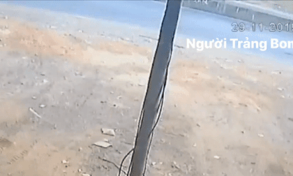 Xe đưa đón bật tung cửa sau, 2 học sinh rơi văng xuống đường