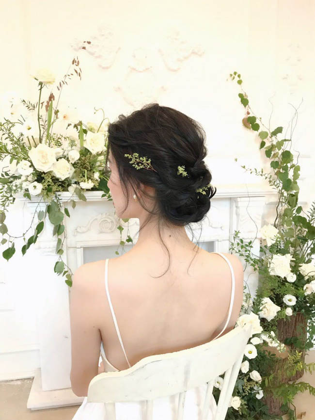 Khám phá kiểu tóc cô dâu Hàn Quốc đang làm mưa làm gió trên các sàn diễn thời trang. Được thiết kế để tôn lên vẻ đẹp tinh tế và cổ điển của cô dâu, kiểu tóc này chắc chắn sẽ mang lại cho bạn cảm giác tự tin và quyền lực trong ngày trọng đại.