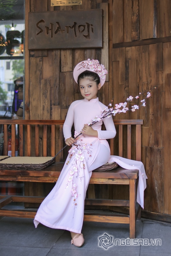 mẫu nhí Lâm Nguyễn Minh Vy, áo dài