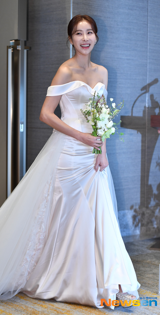 Váy cưới của Song Hye Kyo phiên bản rẻ đang rầm rộ tại các shop thời trang