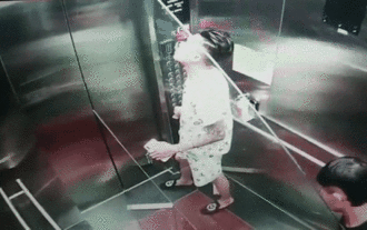 Kính cường lực vỡ tan trong thang máy khiến nhiều người thót tim