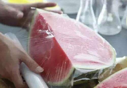 Có quá nhiều vi khuẩn trong dưa hấu khi bọc màng nhựa qua đêm? Hãy xem giải thích thực hư Có quá nhiều vi khuẩn trong dưa hấu khi bọc màng nhựa qua đêm? Hãy xem giải thích thực hư