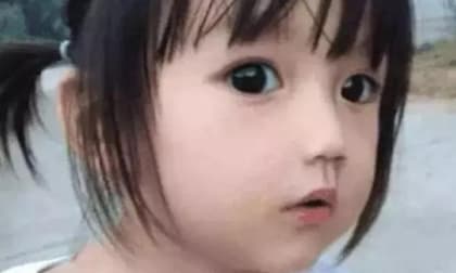 Bé gái bị cho là 'hình nộm' vì trông quá xinh đẹp Bé gái bị cho là 'hình nộm' vì trông quá xinh đẹp