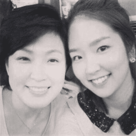 Loạt ảnh hiếm của mẹ và chị gái Lee Min Ho bỗng sốt trở lại