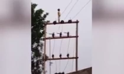 Bàng hoàng cảnh bé trai 5 tuổi vô tư đứng trên đỉnh cột điện cao thế Bàng hoàng cảnh bé trai 5 tuổi vô tư đứng trên đỉnh cột điện cao thế