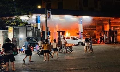 Tài xế lùi xe làm đổ cột bơm cây xăng khiến ô tô bốc cháy dữ dội lúc nửa đêm Tài xế lùi xe làm đổ cột bơm cây xăng khiến ô tô bốc cháy dữ dội lúc nửa đêm