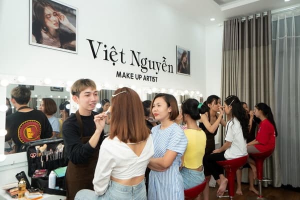 Chuyên gia make up Việt Nguyễn