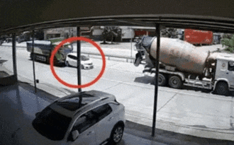 Đang chờ đèn đỏ, 'xế hộp' bị ô tô tải ủi bẹp dúm vào đuôi xe bồn