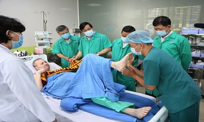 Phi công người Anh tập nói được vài câu tiếng Việt, thử lực chân cùng bác sĩ Phi công người Anh tập nói được vài câu tiếng Việt, thử lực chân cùng bác sĩ