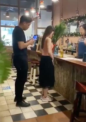 Gái Xinh Có Màn Lột Đồ Lấy Tiền Thanh Toán Khiến Tất Cả Xung Quanh Ngỡ Ngàng