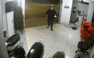 Rình mò định trộm xe máy, 'xế tặc' bất ngờ nhận ngay quả báo khi vừa chạm đến cửa