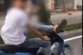 'Quái xế' không đội mũ bảo hiểm, còn dùng 1 chân lái xe với thái độ ngông nghênh gây bức xúc