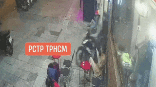 Ngồi lướt Facebook ở quán trà chanh vỉa hè, cô gái bị cướp điện thoại trong tích tắc