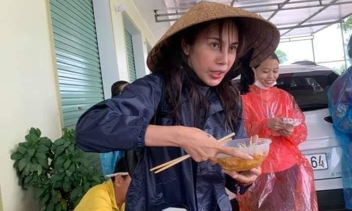 Thủy Tiên khiến fan xót xa với hình ảnh xanh xao thấy rõ, ăn vội bát mì lấy sức đi cứu trợ tại Quảng Bình Thủy Tiên khiến fan xót xa với hình ảnh xanh xao thấy rõ, ăn vội bát mì lấy sức đi cứu trợ tại Quảng Bình