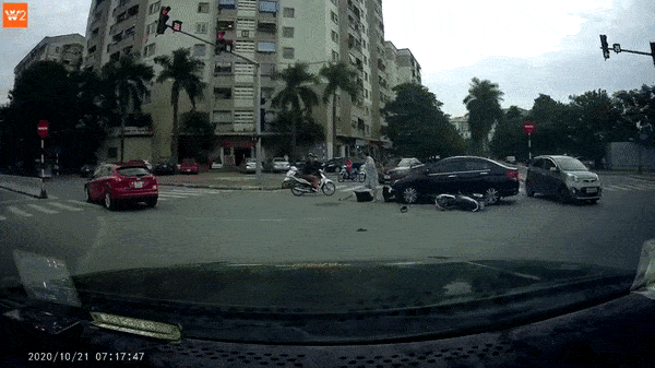 tai nạn, nữ tài xế, cửa ô tô 