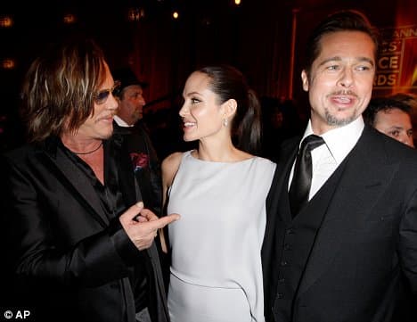 Angelina Jolie lên kế hoạch hẹn hò với bạn cũ của Brad Pitt để xát thêm  muối vào vết thương của anh?