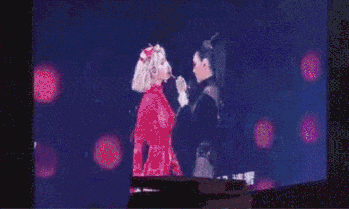 2 mỹ nhân hàng đầu xứ Đài gây sốc vì màn 'khóa môi' đồng tính trên sân khấu