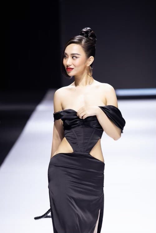 Hoa hậu Trần Vũ Hương Trà bị lộ hàng trên sàn catwalk