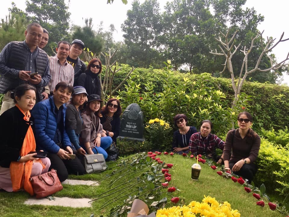 Vợ con bạn bè lên thăm mộ mừng sinh nhật cố nhạc sĩ Trần Lập