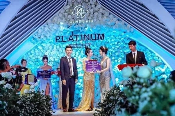 Mỹ phẩm Huyền Phi, Đêm tiệc Nữ Vương, Sơn Linh