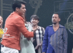 Được ôm thần tượng trên sóng truyền hình, cô gái bất ngờ 'giật đùng đùng' khiến nhiều người kinh ngạc