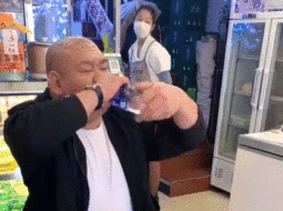 Người đàn ông uống chai nước chỉ trong 1 giây, khiến người xem cứ ngỡ ảo thuật