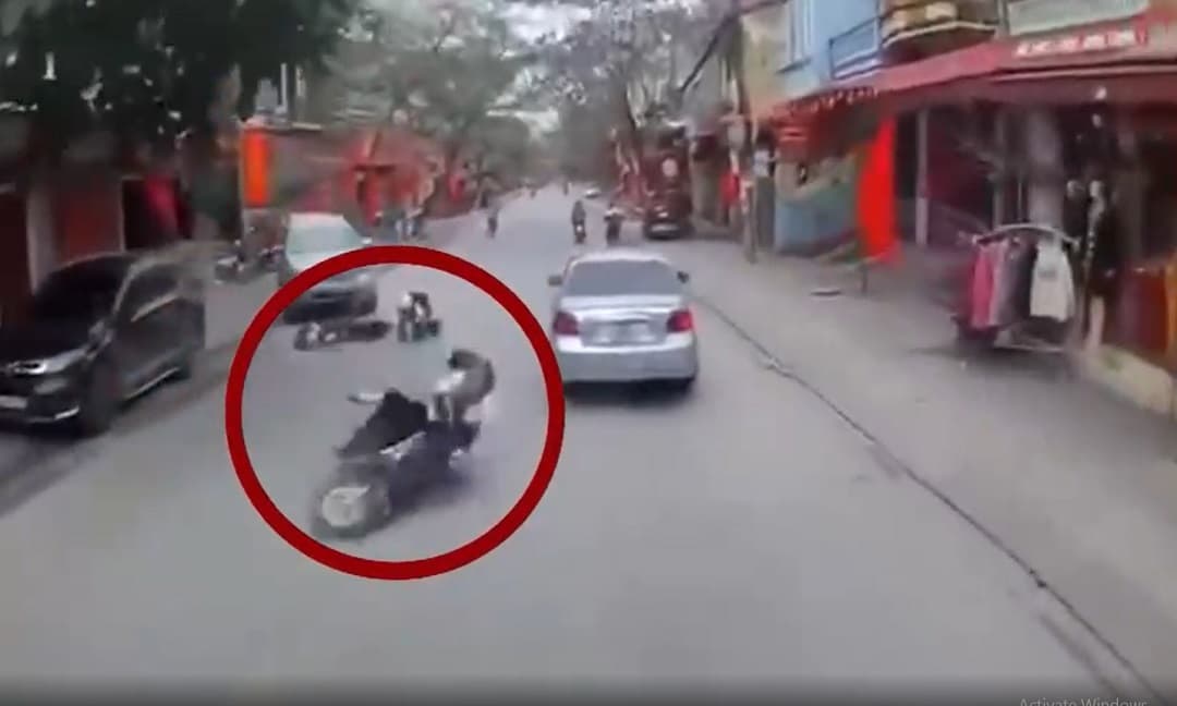 Va chạm với xe máy cùng chiều, nữ sinh suýt mất Tết khi bị văng vào sát đầu ô tô Va chạm với xe máy cùng chiều, nữ sinh suýt mất Tết khi bị văng vào sát đầu ô tô