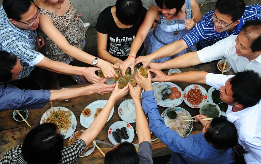 Used are to eating chinese food my. Стол у китайцев. Таиланд застолье. Table manners China. Китайцы стол ложка.