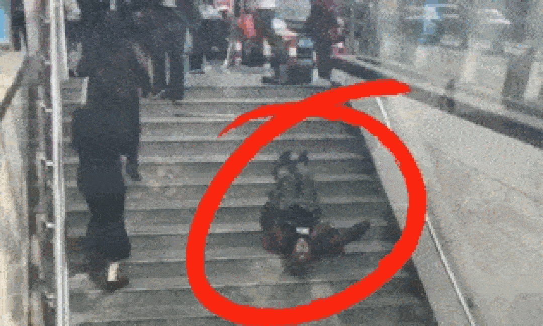 Cụ ông ngã trên bậc thang, chới với không dậy được nhưng người đi đường đều vô cảm không giúp, sự thật là gì?