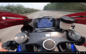 Tài xế điều khiển xe mô tô phân khối lớn chạy tốc độ gần 300km/h trên Đại lộ Thăng Long