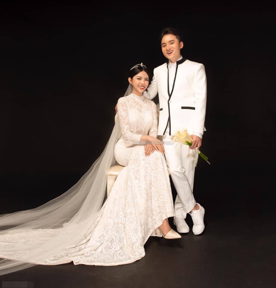 Cận cảnh váy cưới đính 10.000 viên pha lê bạc của hot girl Khánh Vy - vợ  Phan Mạnh Quỳnh