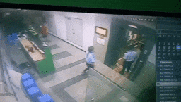 Bị nhắc nhở đeo khẩu trang, người phụ nữ lao vào ẩu đả với bảo vệ chung cư