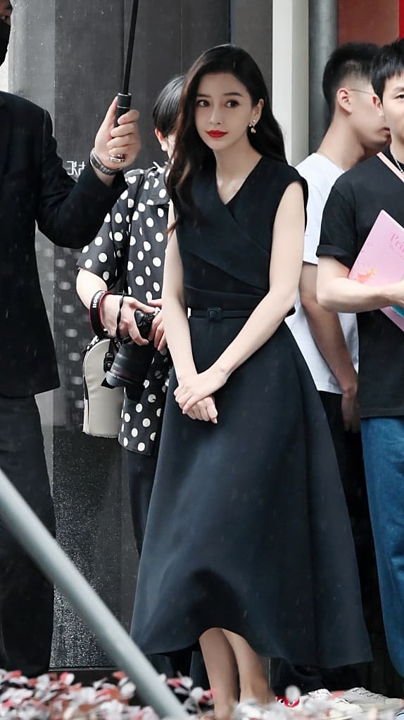 Siêu mẫu Phương Mai mặc váy dạ hội đi dép lê chạy show MC