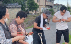 Hái được dưa hấu mọc dại, chàng trai liền mời người Nhật ăn cùng, đáng chú ý nhất vẫn là cách vứt rác của họ