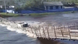 Xe tải cố băng qua cầu tạm bị nước lũ cuốn trôi, tài xế may mắn thoát nạn