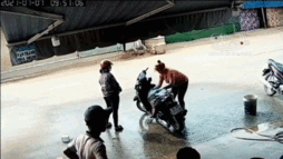 Cắm mặt vào điện thoại, thanh niên cưỡi SH tông thẳng vào 2 phụ nữ đang đứng rửa xe trên đường