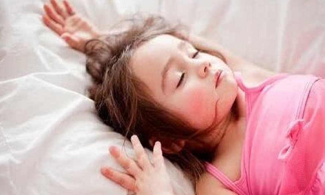 Dù đêm mùa thu có lạnh đến mấy cũng đừng để bé ngủ như vậy, sẽ khó chịu và dễ ốm Dù đêm mùa thu có lạnh đến mấy cũng đừng để bé ngủ như vậy, sẽ khó chịu và dễ ốm