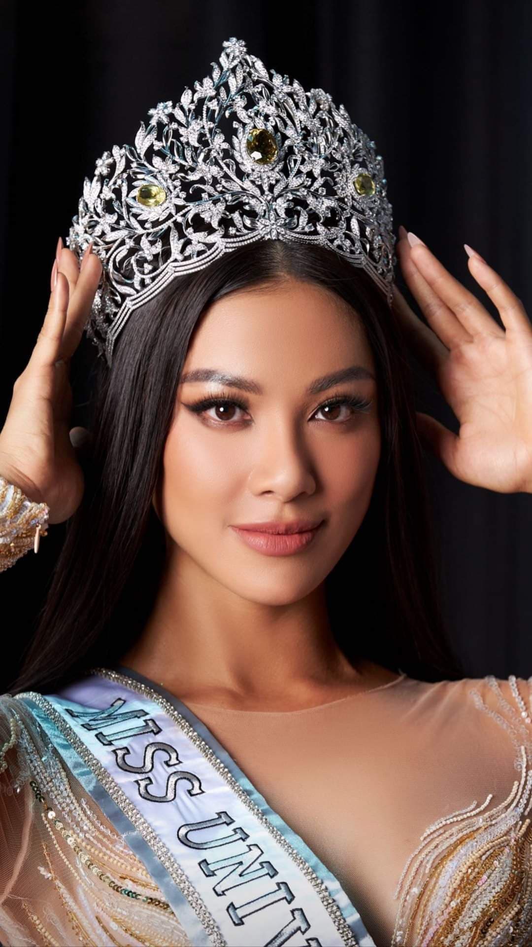 Kim Duyên vừa được trao vương miện, cộng đồng mạng liền tranh cãi dữ dội vì soi ra nhiều chi tiết giống hệt vương miện ở Miss Universe