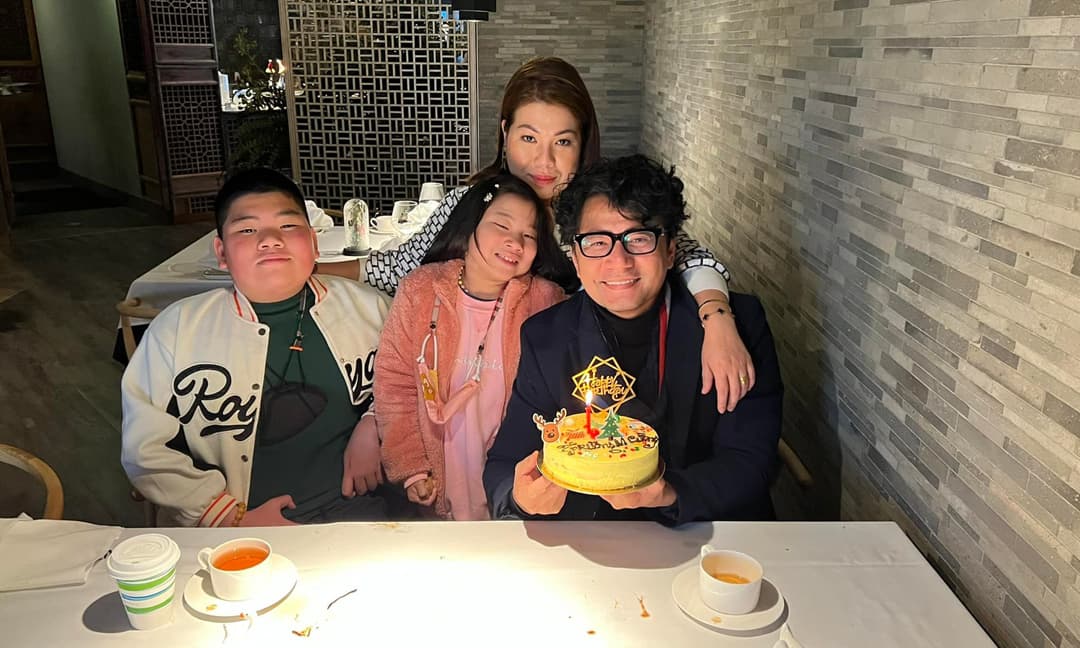 Hậu công khai ly hôn, diễn viên Trương Minh Cường được vợ cũ và hai con tổ chức sinh nhật