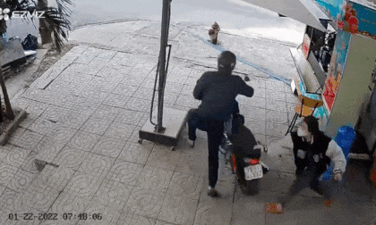 4 nam thanh niên dàn cảnh trộm xe máy và phản ứng bất ngờ của cô gái khiến dân mạng nể phục
