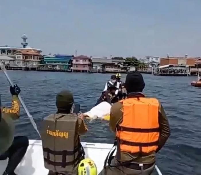 Lộ clip Tangmo Nida cố với tay bắt lấy phao cứu hộ và đoạn thoại kỳ lạ trên  thuyền