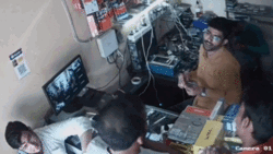  iPhone bất ngờ phát nổ khiến chủ tiệm điện thoại và khách hàng hoảng hồn bỏ chạy