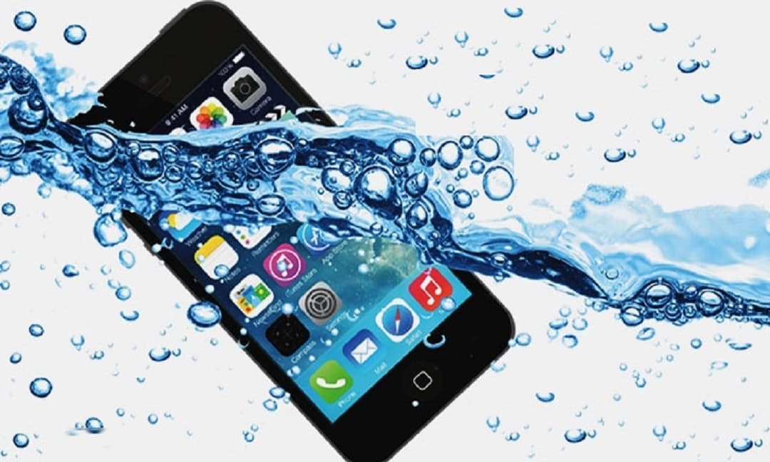 Телефон воде видео. Айфон в воде. Смартфон утопила. Утопленный айфон. Утопили телефон.