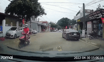 Bé trai ngã trước đầu ô tô, clip hot, clip tai nạn