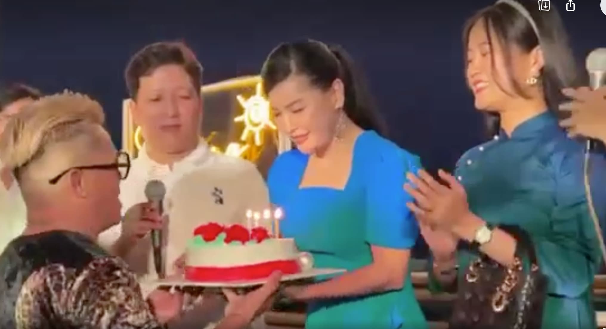 Hoàng Hậu Cát Tường Vui tiệc sinh nhật nhận quà cực chất